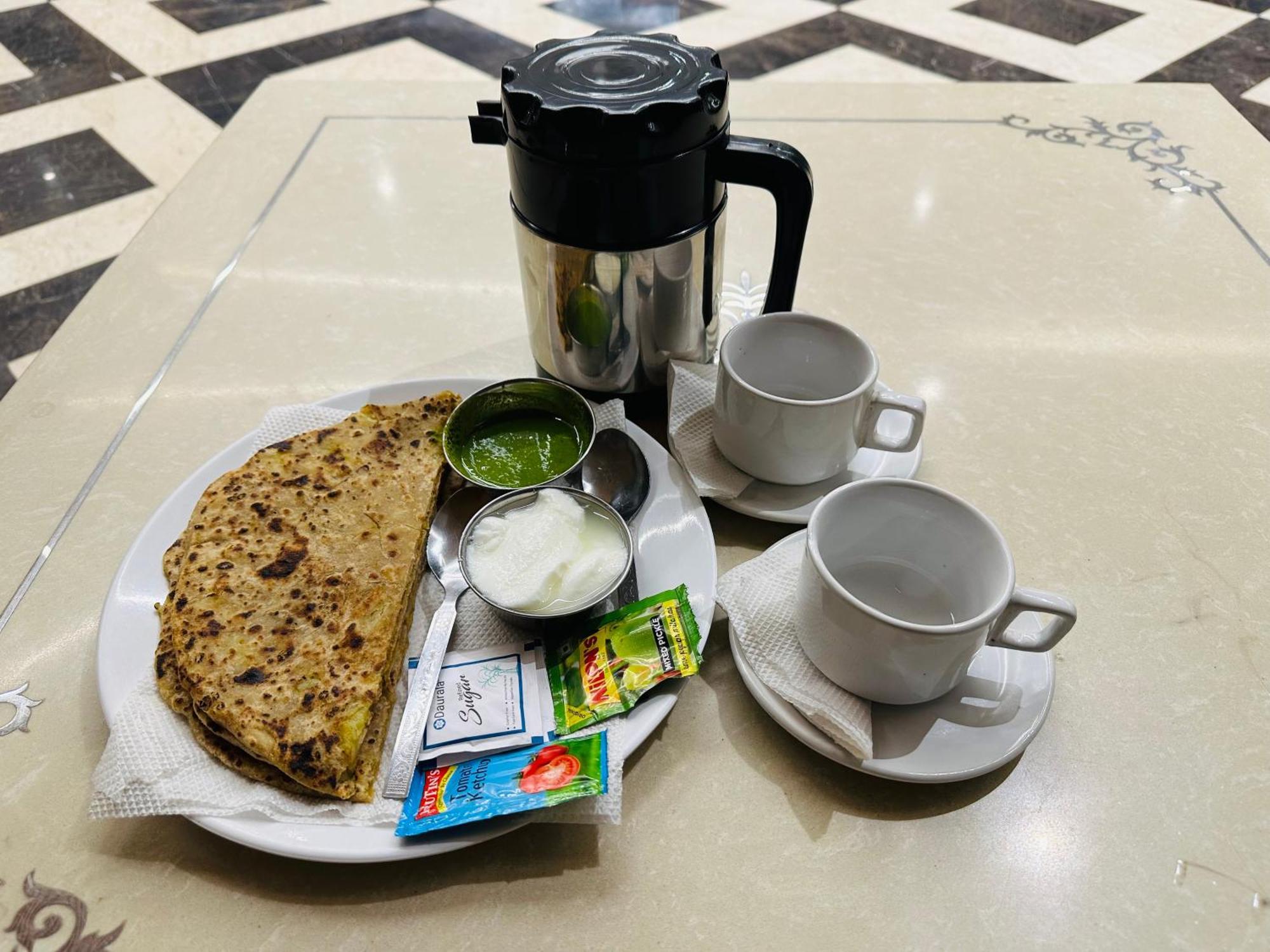 Chowdhry Tourist Lodge - New Delhi Railway Station - 2 Minutes Walk Bagian luar foto