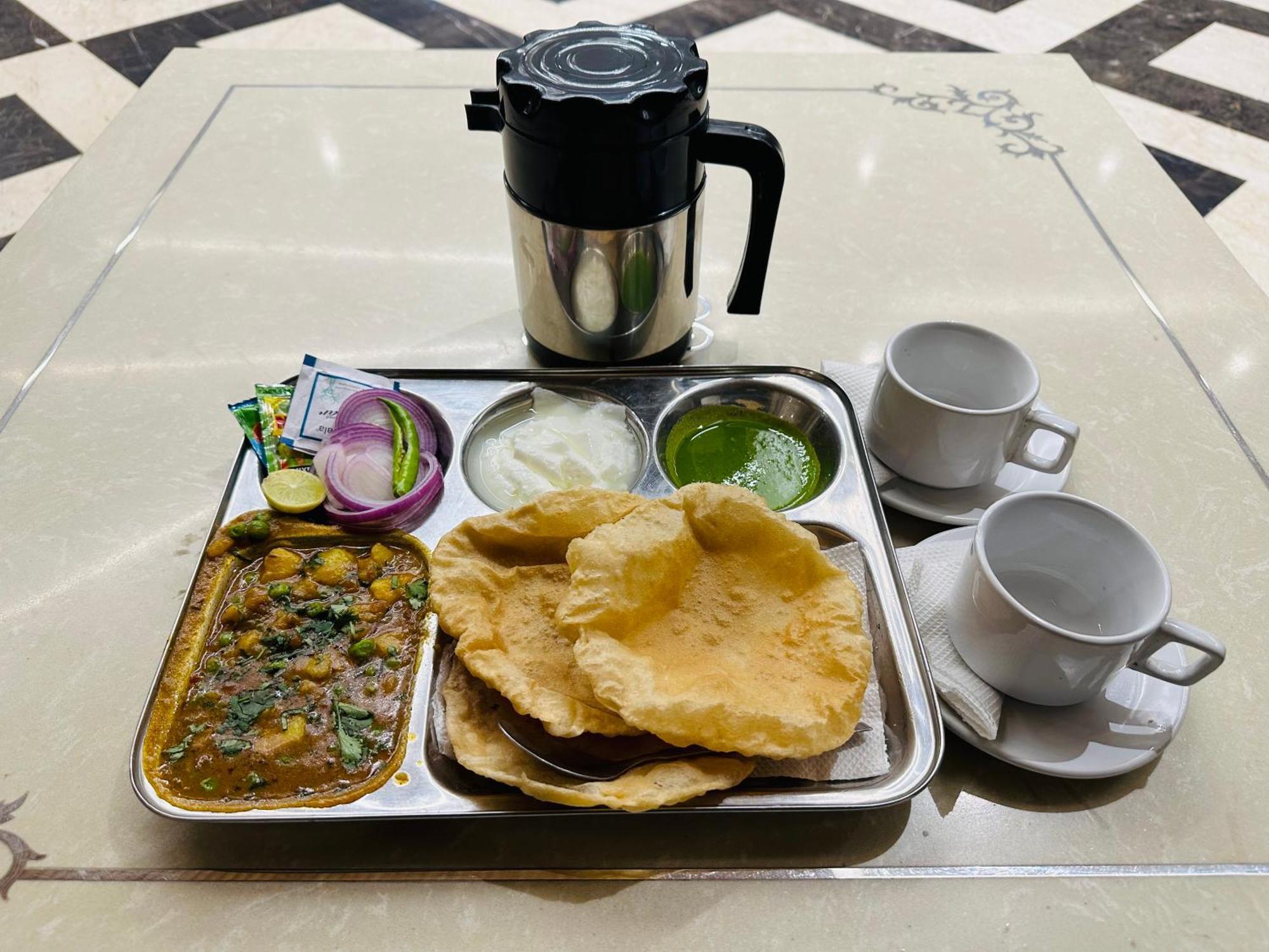 Chowdhry Tourist Lodge - New Delhi Railway Station - 2 Minutes Walk Bagian luar foto