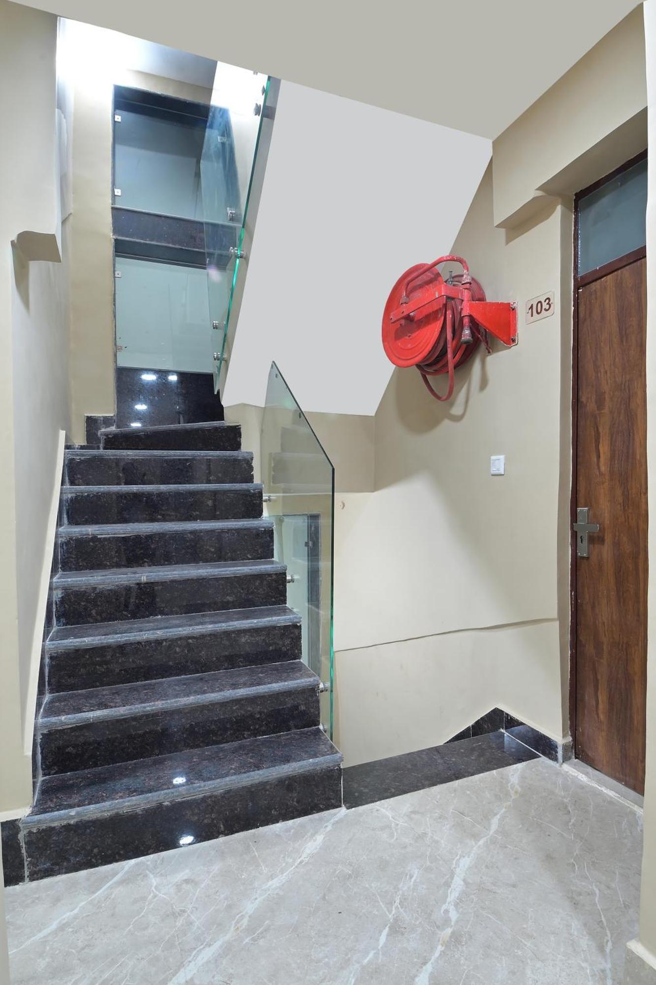 Chowdhry Tourist Lodge - New Delhi Railway Station - 2 Minutes Walk Bagian luar foto